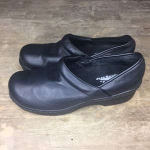 Spring Step Women’s 6.5 Black Slip-ons